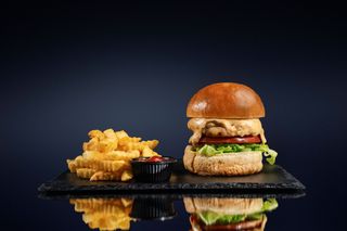 ქათმის ბურგერი (+ ფრი და კეჩუპი)