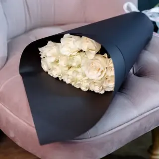 15 roses white in black