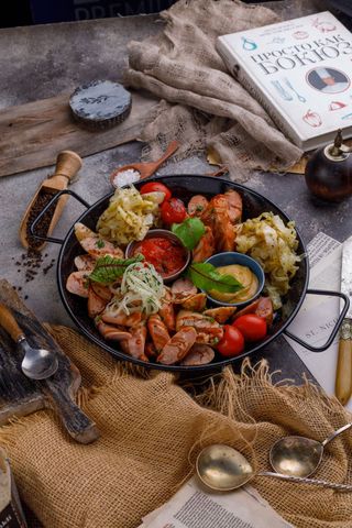 Platou de cârnăciori cu varză murată călită