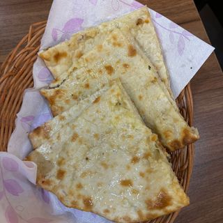 94. Cheese Naan (Paneer kulcha) ( contiene gluten)