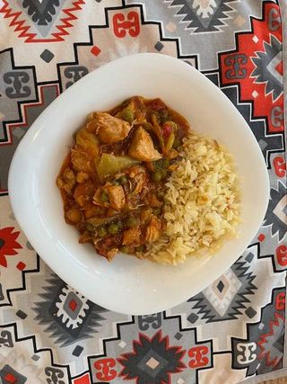 Pileća mućkalica sa prilogom