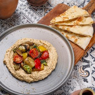 Хумус с обжаренными овощами и фокачче/ Humus