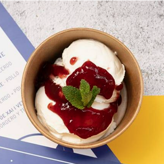 Yogurt griego con petalos de rosa