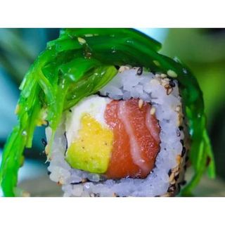 Uramaki de salmón con aguacate y wakame  (8 piezas)