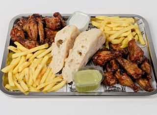 Meniu aripioare 2 persoane + Amstel 0,33