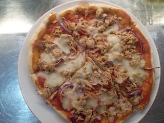 Pizza con tonno e cipolla