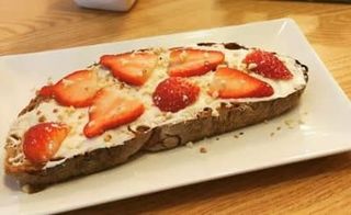 Tosta De Chocolate Blanco Y Fresas