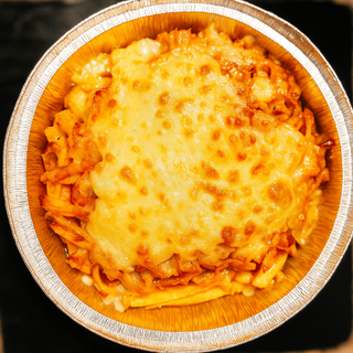 Ración de patatas Fritas con carne de kebab y mozzarella gratinada