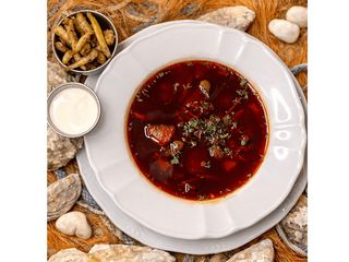 GL Czerwony barszcz z wędzoną śliwką, chrupiącym anchois i kwaśną śmietaną (260g)