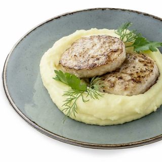 КУРИНЫЕ КОТЛЕТЫ НА ПОДУШКЕ ИЗ ПЮРЕ