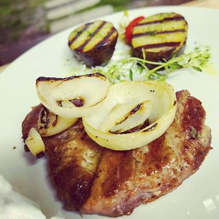 Свински стек с печен картоф (350 г)