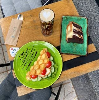 Комбо меню №7: (Meat waffle + Snickers капучино + Торт Снікерс)