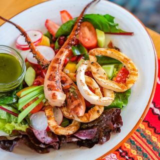 Salata s pipala ot kalmari