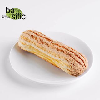 Эклер с заварным кремом