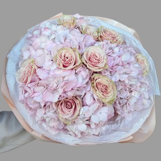 Bukiet hortensji z różą