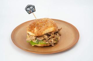 Burger sa dimljenom svinjskom butkicom iz sača