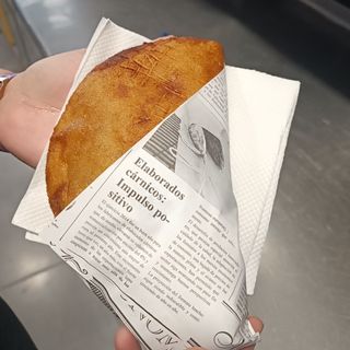 Empanada De Carne Picada Con Queso