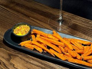 БАТАТ ФРІ З КРАНЧЕМ ПІД СОУСОМ CHEESY (120g)