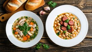 9) Ciorba de pui și fasole cu carnati