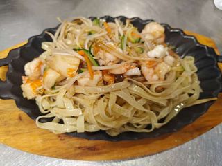 28 Chaomein con frutti di mare alla piastra