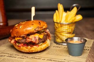 Burger cu jalapeno și cartofi prăjiți / wedges