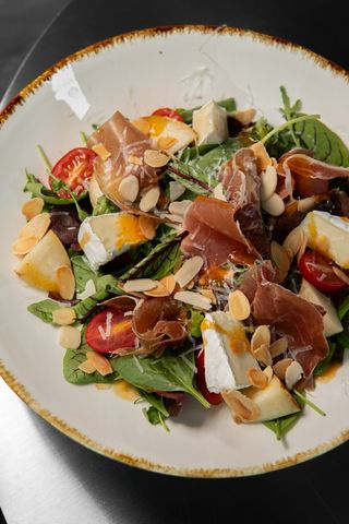 Салат з прошуто та карамелізованою грушею