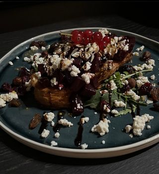 Chałka z marynowanym burakiem 