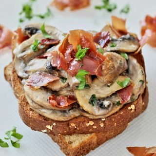 Tostada Con Trufa, Mozzarella fresca, jamo  serrano y portobello al horno