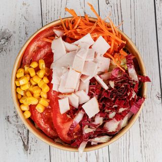 Insalata N 5. Lattuga, Radicchio, Fesa di Tacchino, Pomodori, Mais