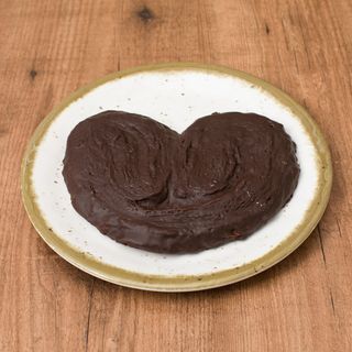 Palmera de hojaldre cubierta de chocolate