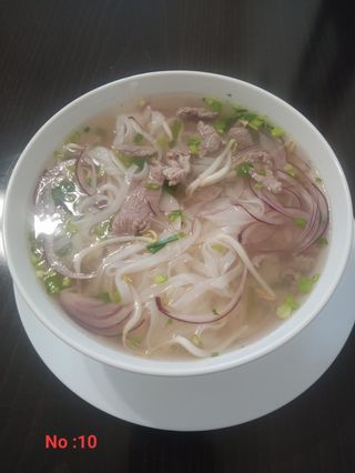 Zupa z wołowiną i makaronem ryżowym