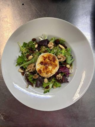 Ensalada Di Formaggi Di Capra