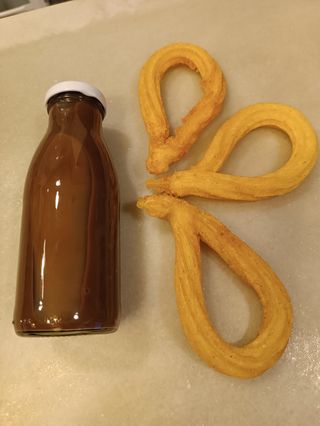 Esmorzar individual SENSE  GLUTEN: 3 xurros + 200ml. de xocolata