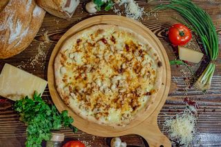 BBQ pizza with chicken M