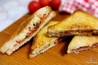 Сэндвич с колбасой и сыром