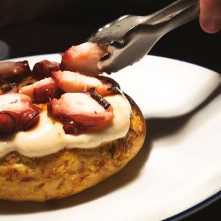 Tortilla de pulpo gallego, con ali Oli gratinado