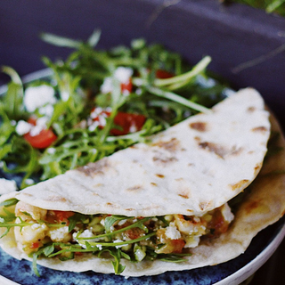 Роті з креветкою та овочевою сальсою