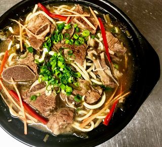 牛肉类汤面Sopa de tallarines con ternera