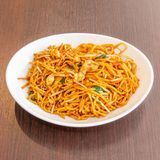 93) Tagliolini all'uovo saltati con verdure e gamberi