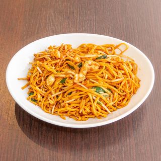 93) Tagliolini all'uovo saltati con verdure e gamberi