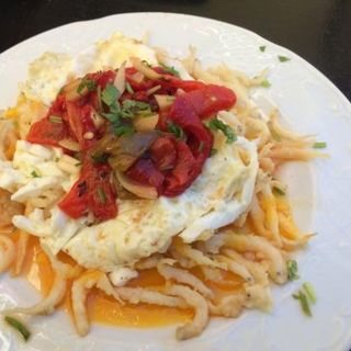 Chanquetes Con Pimientos Asados Y Huevo Frito