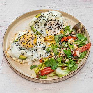 Bruschetta z awokado i jajkiem