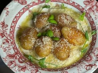 Молода картопля з сирним соусом