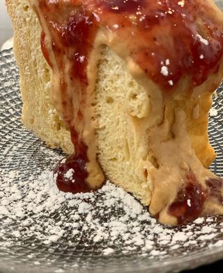 Brioche con mermelada y crema de cacahuete.