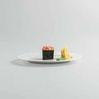 Гункан з лососем