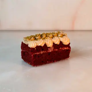 Fatia de Red Velvet c/ Brigadeiro Branco e Pistachio