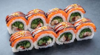 Роял-рол з лососем, вугрем та чукою