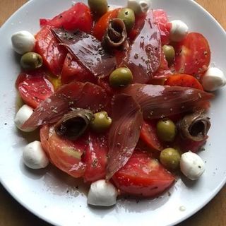 Ensalada de mojama y hueva con olivas