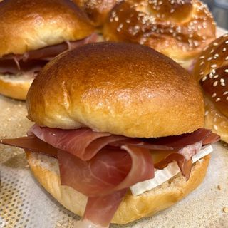 Brioche Con Jamón Serrano & Brie
