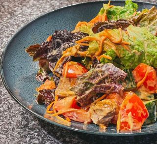 Язык с перепелиными яйцами